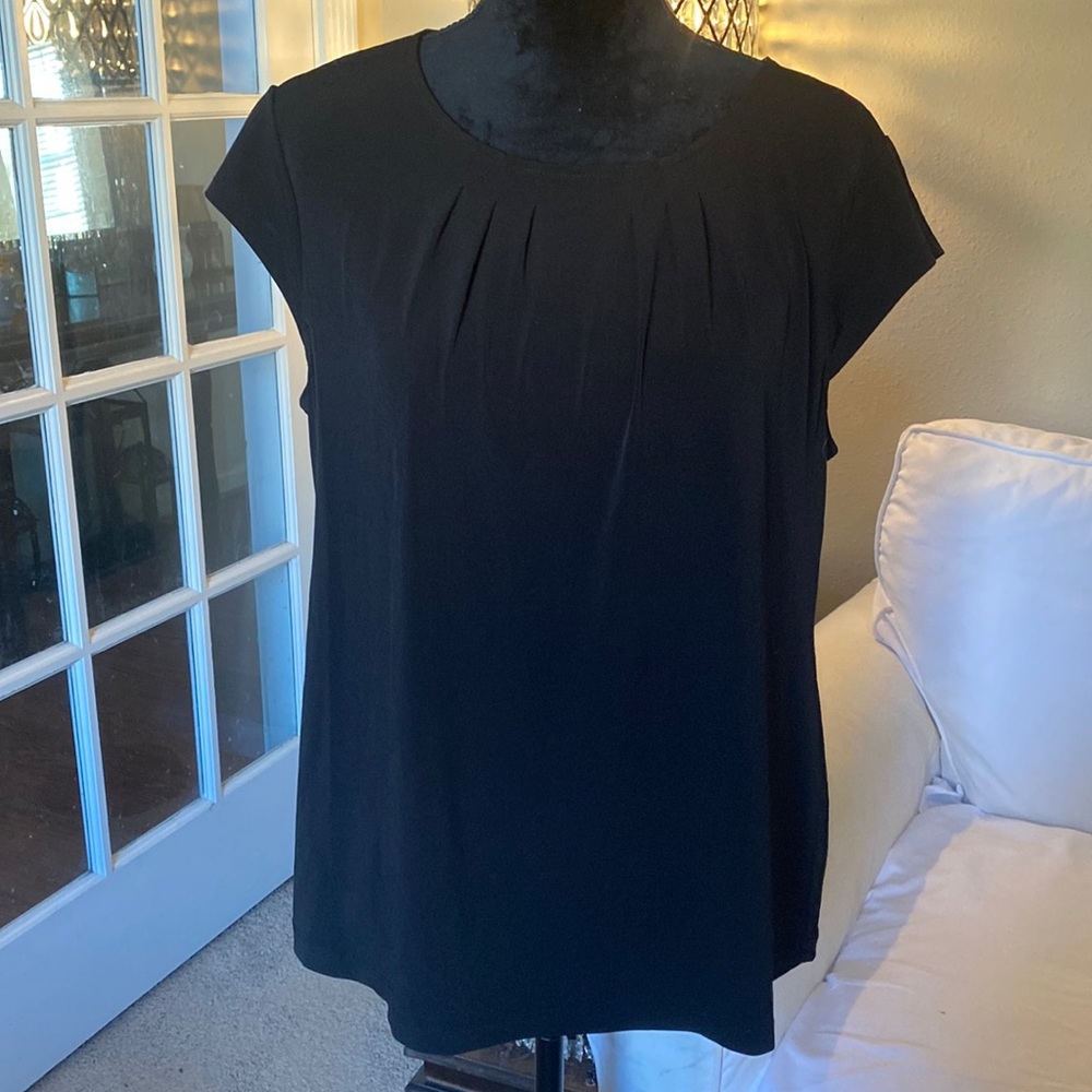 Mark New York top